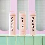 アフタヌーンティー・リビング"ウェス・アンダーソンの世界観”をグッズに、ロゴ入りボトルやエコバッグ｜写真1