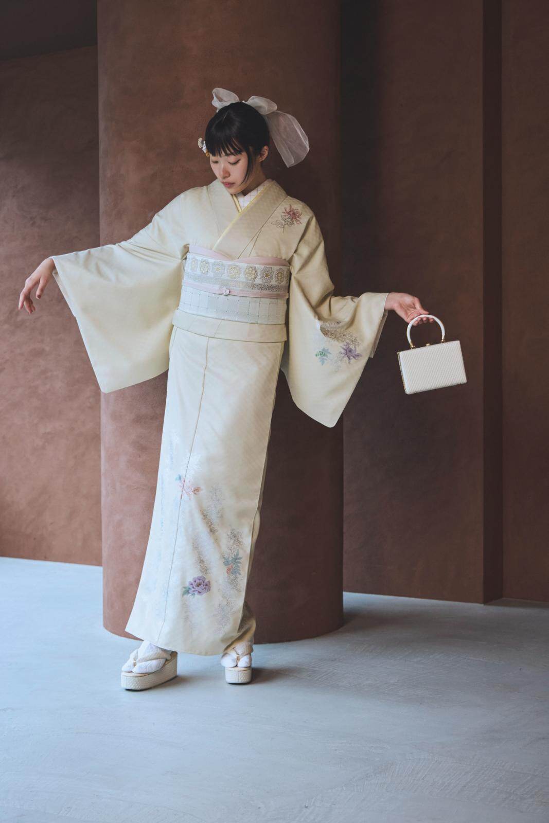 きものやまと”洗える”ハレの日着物、銀箔輝く四季の草花柄＆天の川モチーフの波模様｜写真4