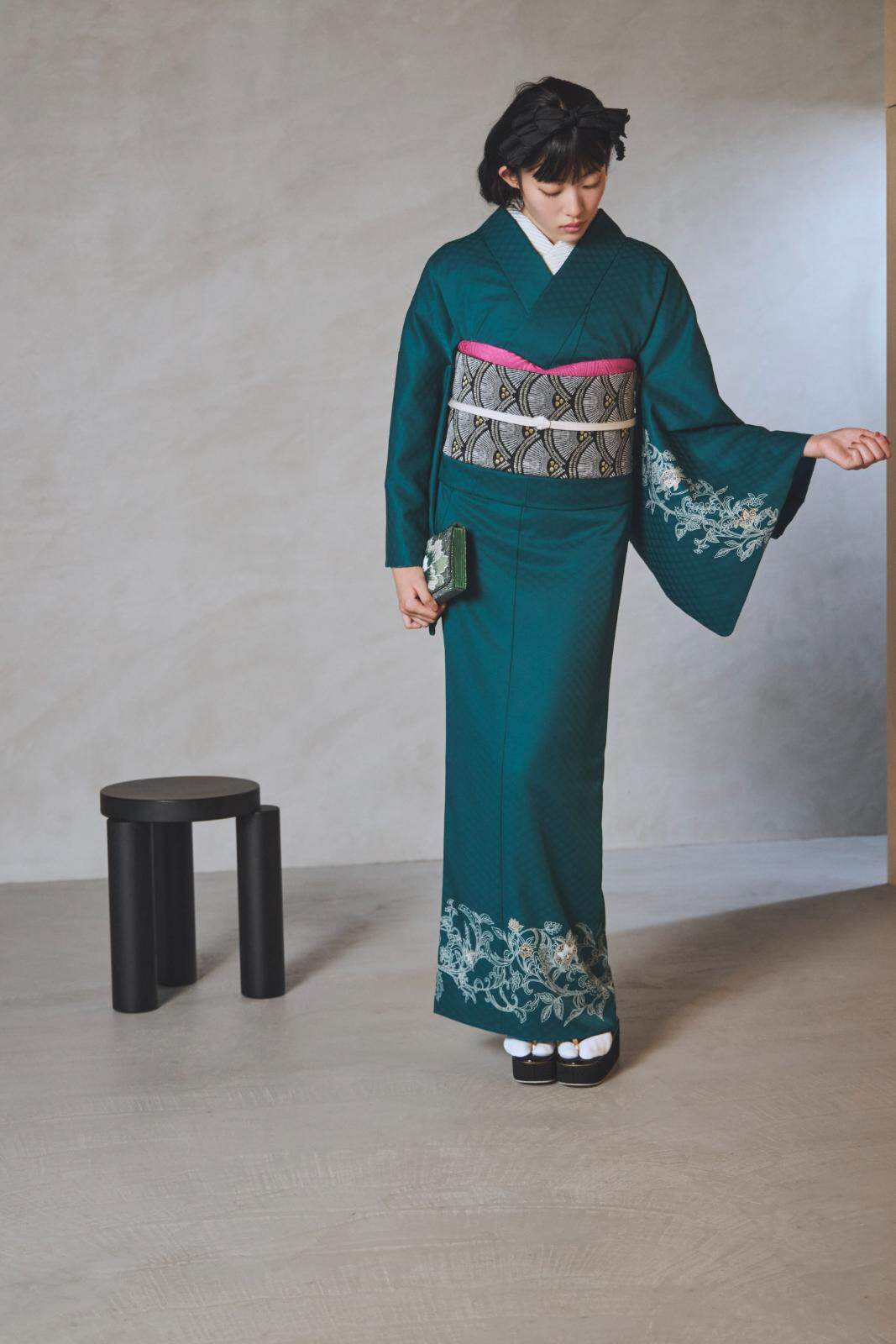 きものやまと”洗える”ハレの日着物、銀箔輝く四季の草花柄＆天の川モチーフの波模様｜写真7