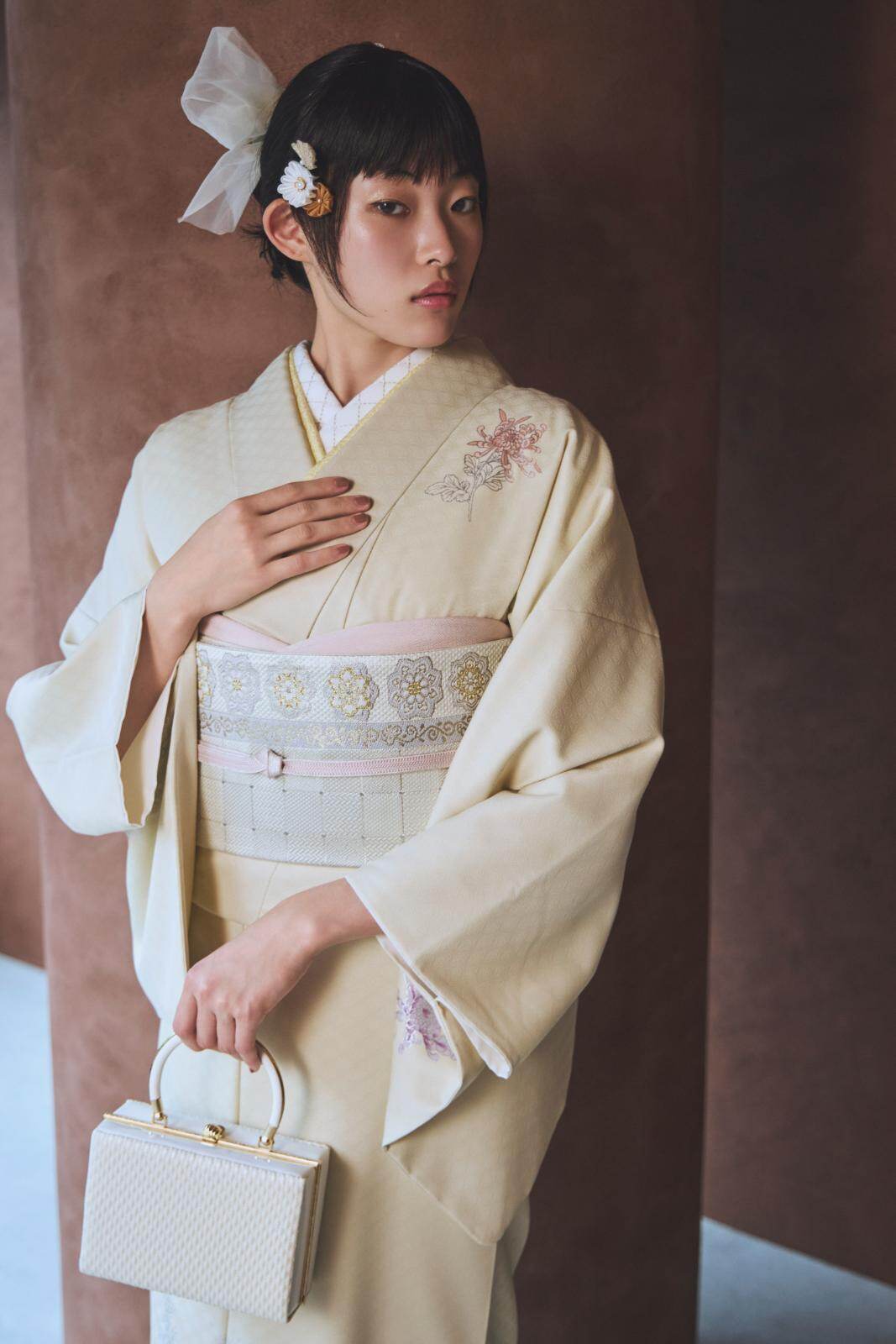 きものやまと”洗える”ハレの日着物、銀箔輝く四季の草花柄＆天の川モチーフの波模様｜写真5
