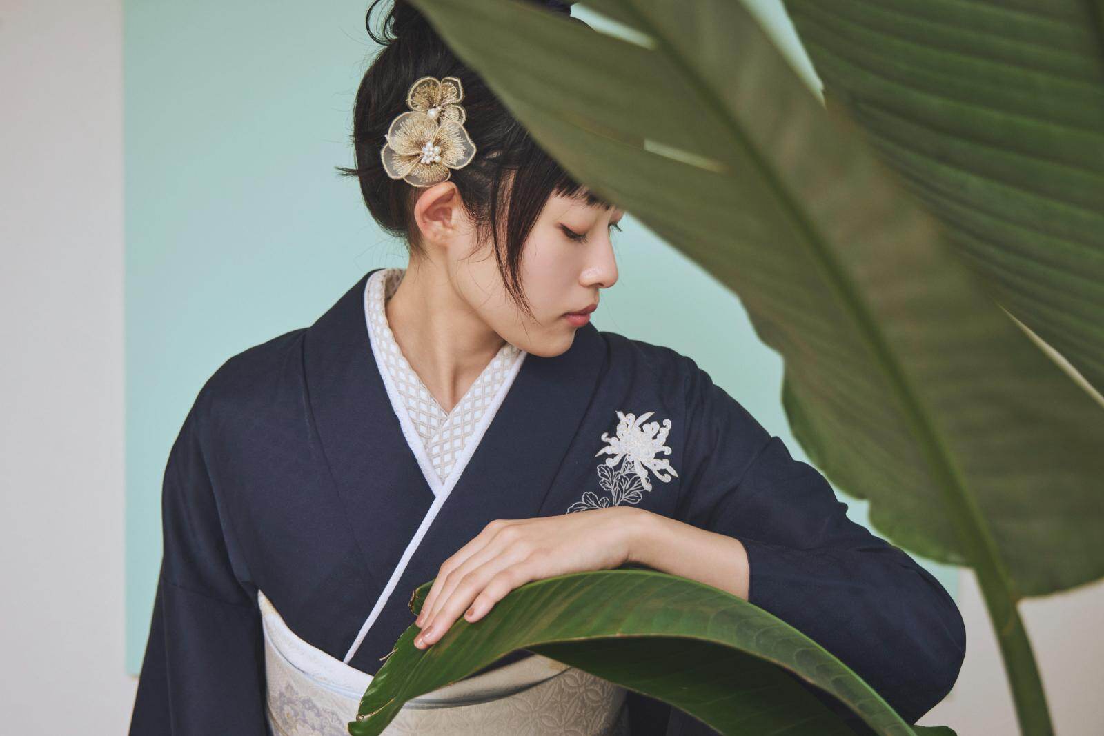 きものやまと”洗える”ハレの日着物、銀箔輝く四季の草花柄＆天の川モチーフの波模様｜写真2