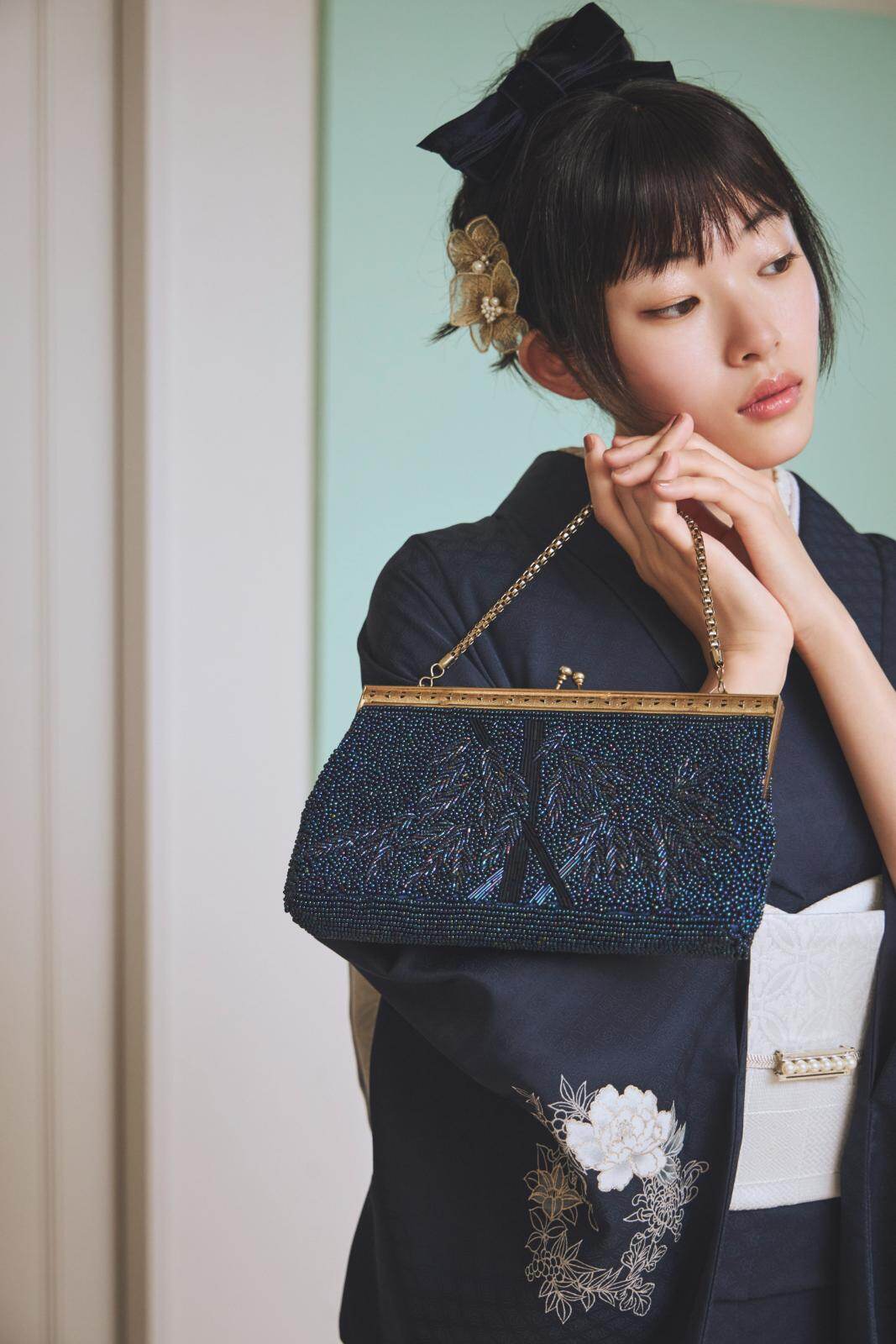 きものやまと”洗える”ハレの日着物、銀箔輝く四季の草花柄＆天の川モチーフの波模様｜写真19