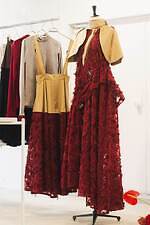 ミューラル“水面の花々”パッチワークで表現したドレス、トレンチコート着想のケープをプラス｜写真5