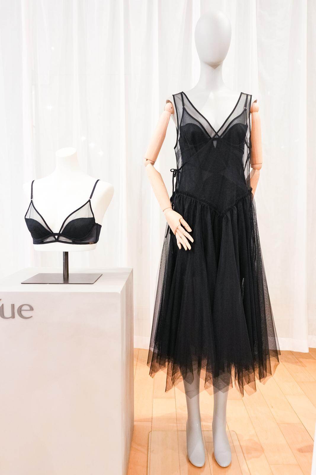 ユエ×フェティコ“上品な肌みせ”ランジェリー、Vラインブラジャー＆ランジェリー着想カーディガン｜写真1