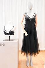 ユエ×フェティコ“上品な肌みせ”ランジェリー、Vラインブラジャー＆ランジェリー着想カーディガン｜写真1