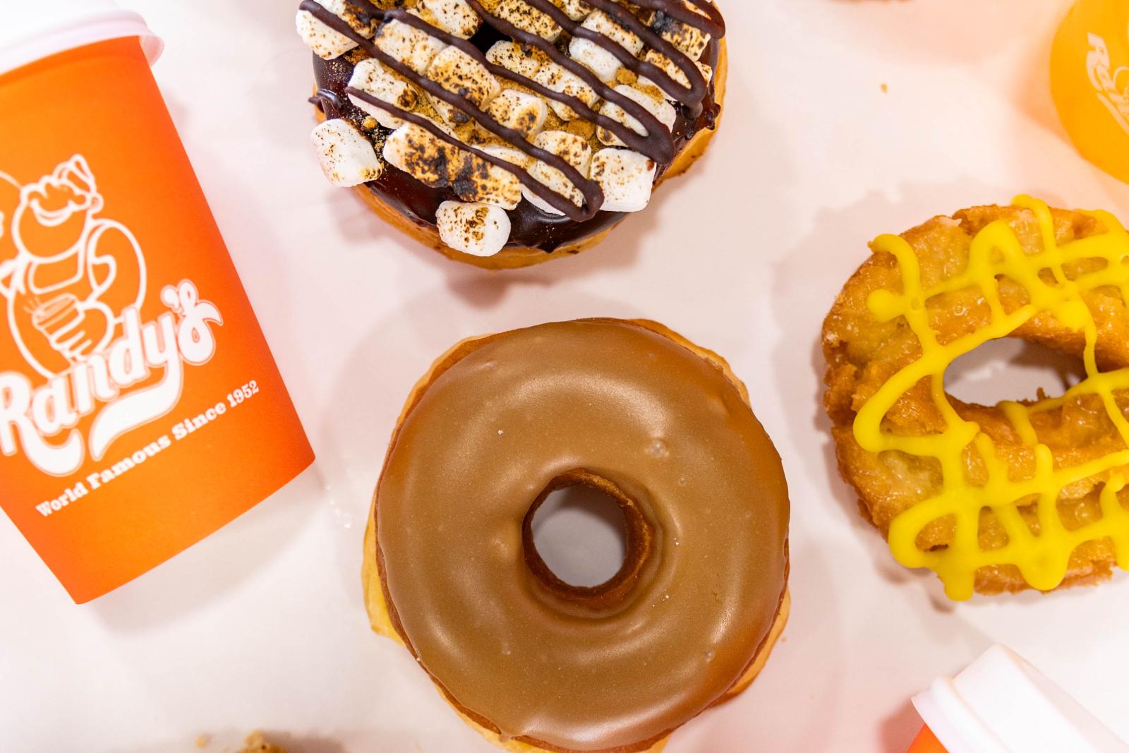 LA発「ランディーズドーナツ」新宿駅に2号店、ドーナツ30種類以上のテイクアウト専門店