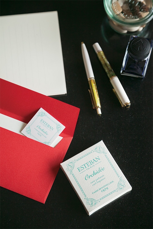 エステバンの カードフレグランス 名刺香 で ワンランク上の 香りコミュニケーション を ファッションプレス