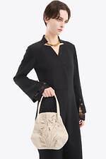 ミューラル、クリムト《接吻》着想の刺繍レースドレス＆“まるで花束”花柄刺繍のバッグ｜写真37