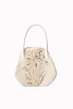 ミューラル、クリムト《接吻》着想の刺繍レースドレス＆“まるで花束”花柄刺繍のバッグ｜写真14