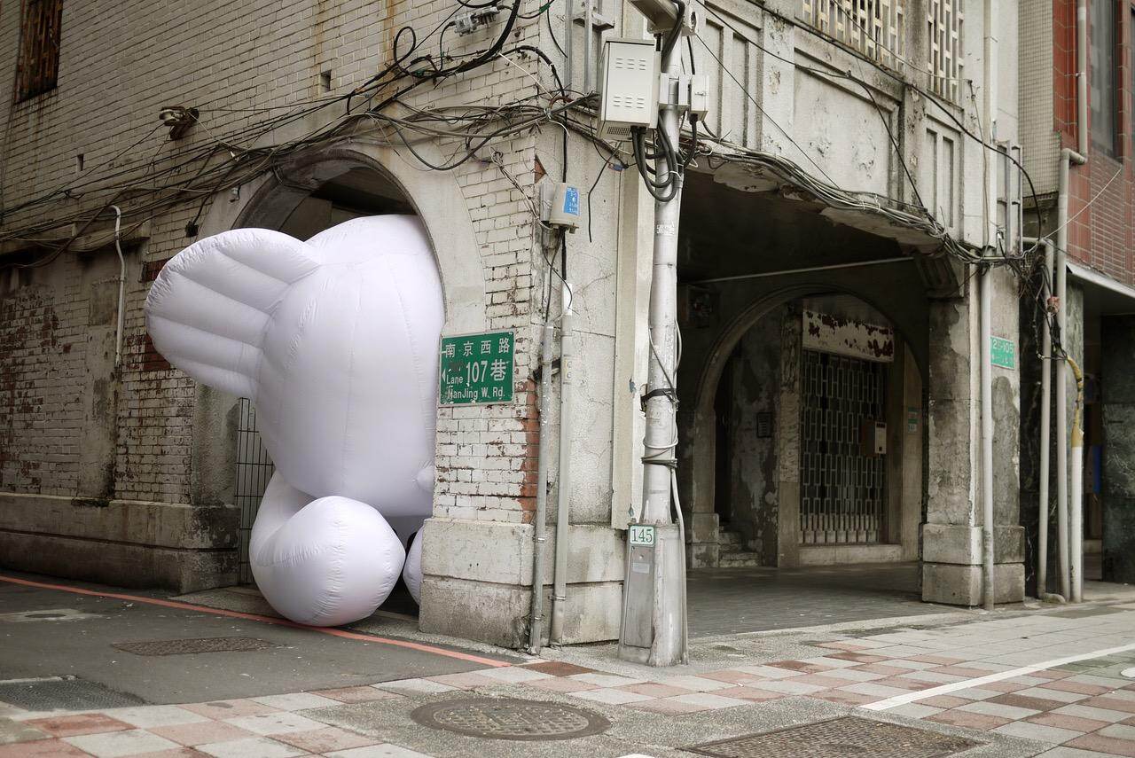 イム・ジビン《EVERYWHERE》 2.5x2.5x4m 風船