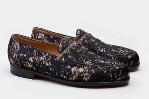 ジョンロブ“マーブル模様”メンズローファー＆ダービーシューズ、“まるでビロード”レザーで