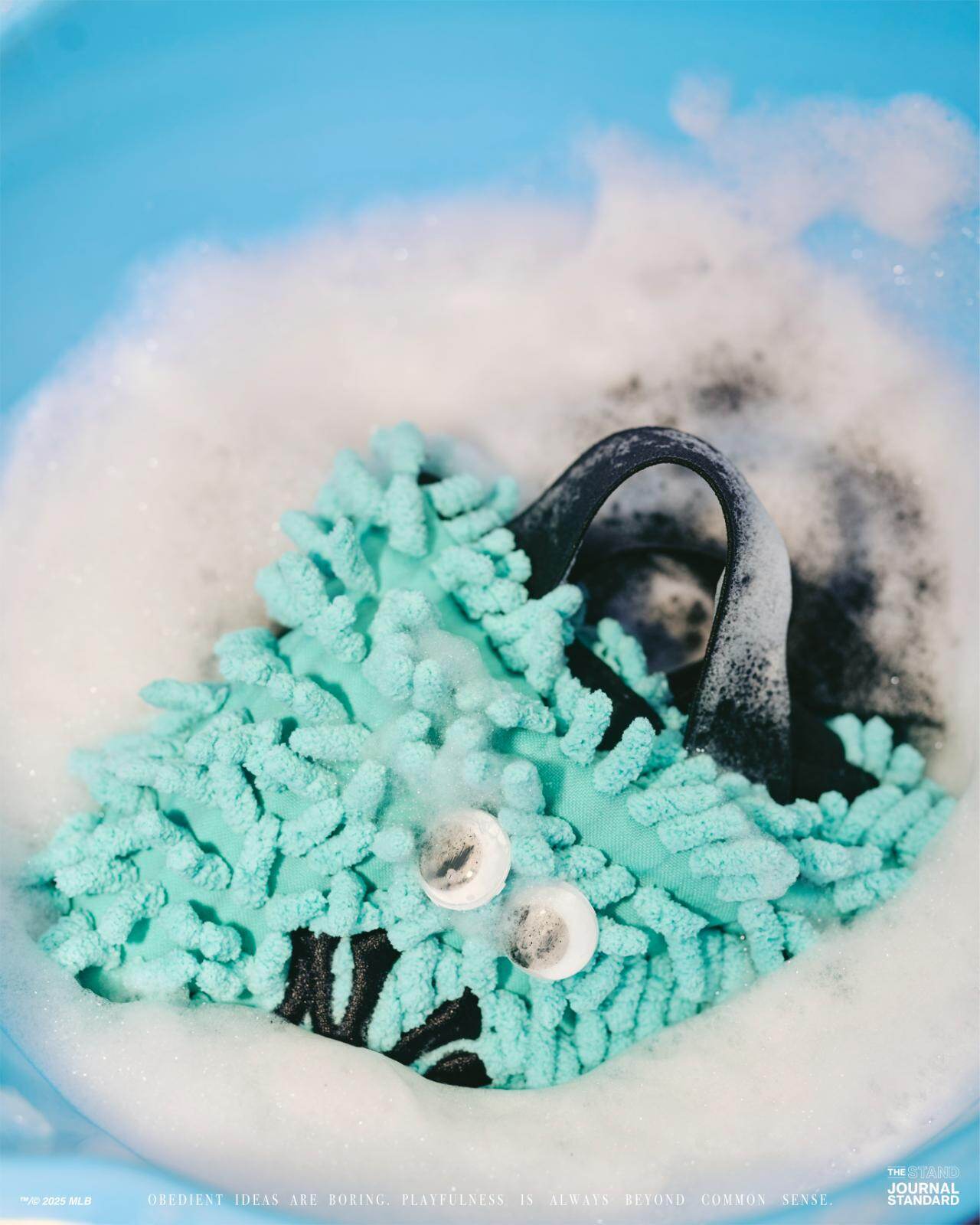 ”モップ生地”目玉付きハンドバッグ、ザ スタンド フール ソー グッズで｜写真1