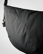 グラフペーパー×ブランコフ”立体的な三日月型”ショルダーバッグ、高耐久の撥水ナイロン素材で｜写真10