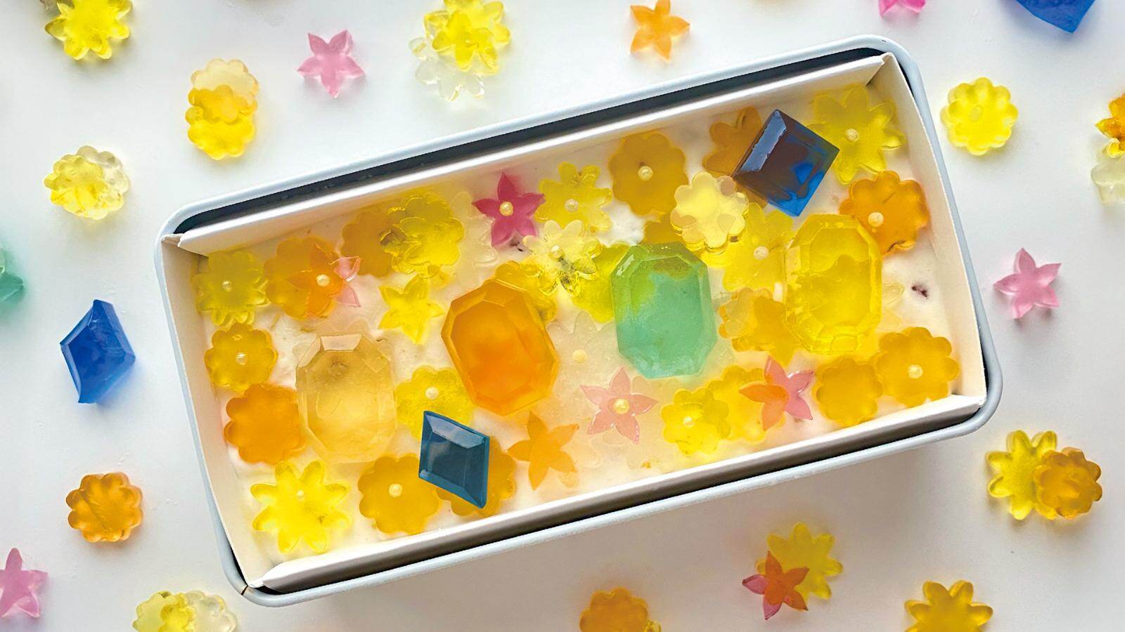 “宝石の煌めき”カラフルな琥珀糖を飾ったパフェ＆アイスケーキ、ハラペコラボのひんやりスイーツ｜写真5