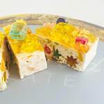 “宝石の煌めき”カラフルな琥珀糖を飾ったパフェ＆アイスケーキ、ハラペコラボのひんやりスイーツ｜写真7