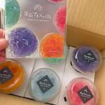 “宝石の煌めき”カラフルな琥珀糖を飾ったパフェ＆アイスケーキ、ハラペコラボのひんやりスイーツ｜写真1