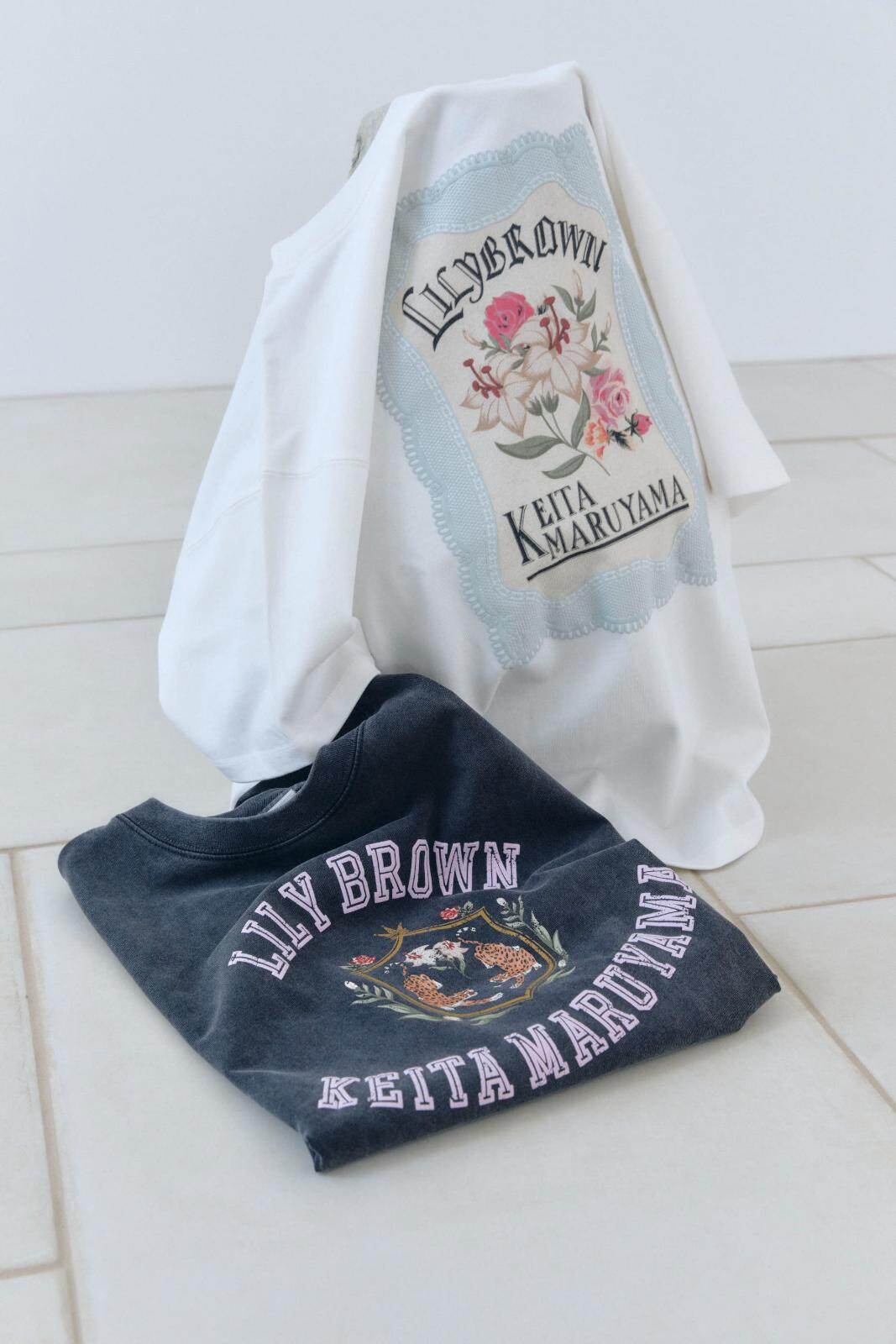リリー ブラウン×ケイタ マルヤマ”ユリと虎”Tシャツ＆レトロなフラワーソックス｜写真13