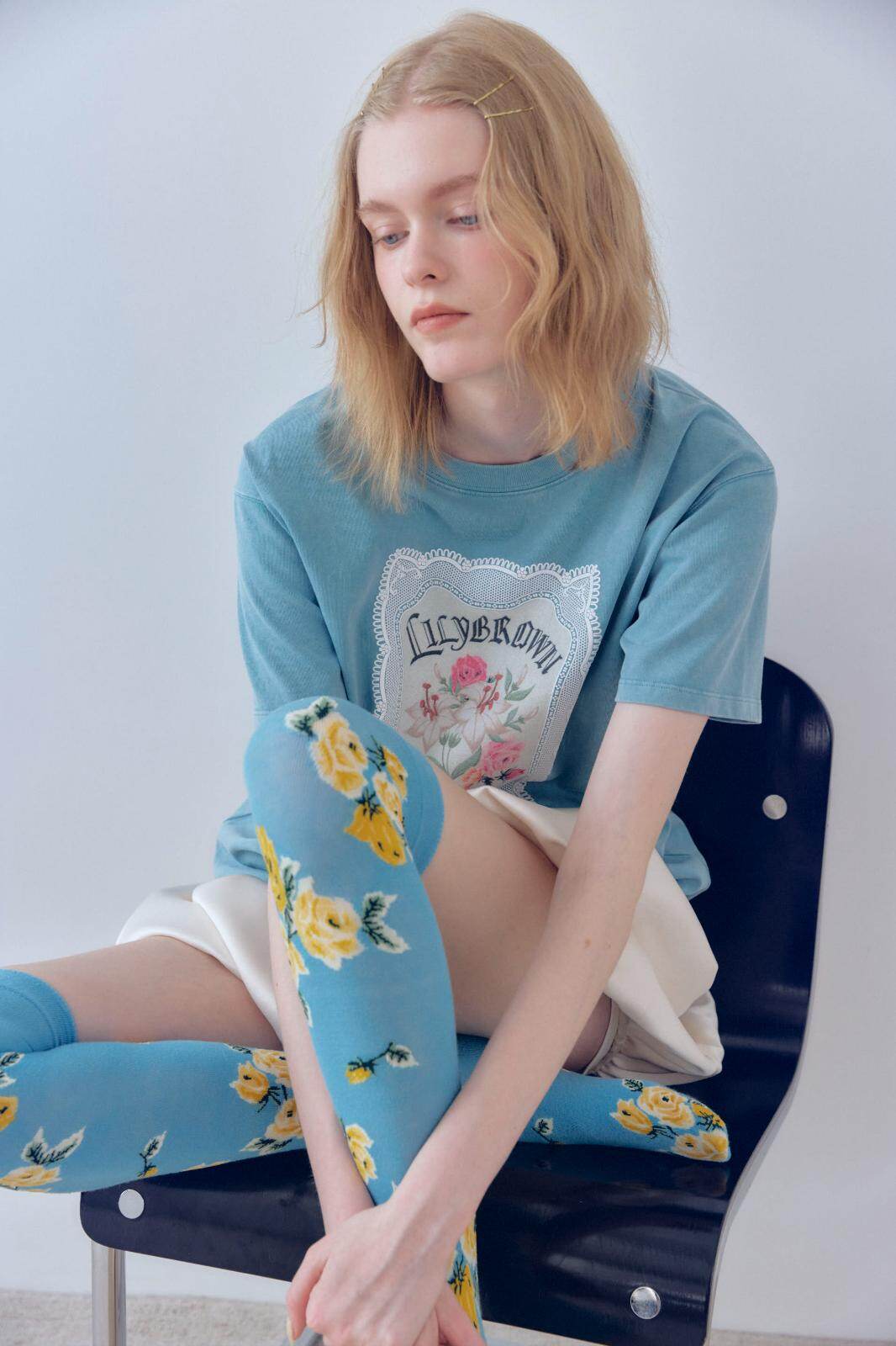 リリー ブラウン×ケイタ マルヤマ”ユリと虎”Tシャツ＆レトロなフラワーソックス｜写真7