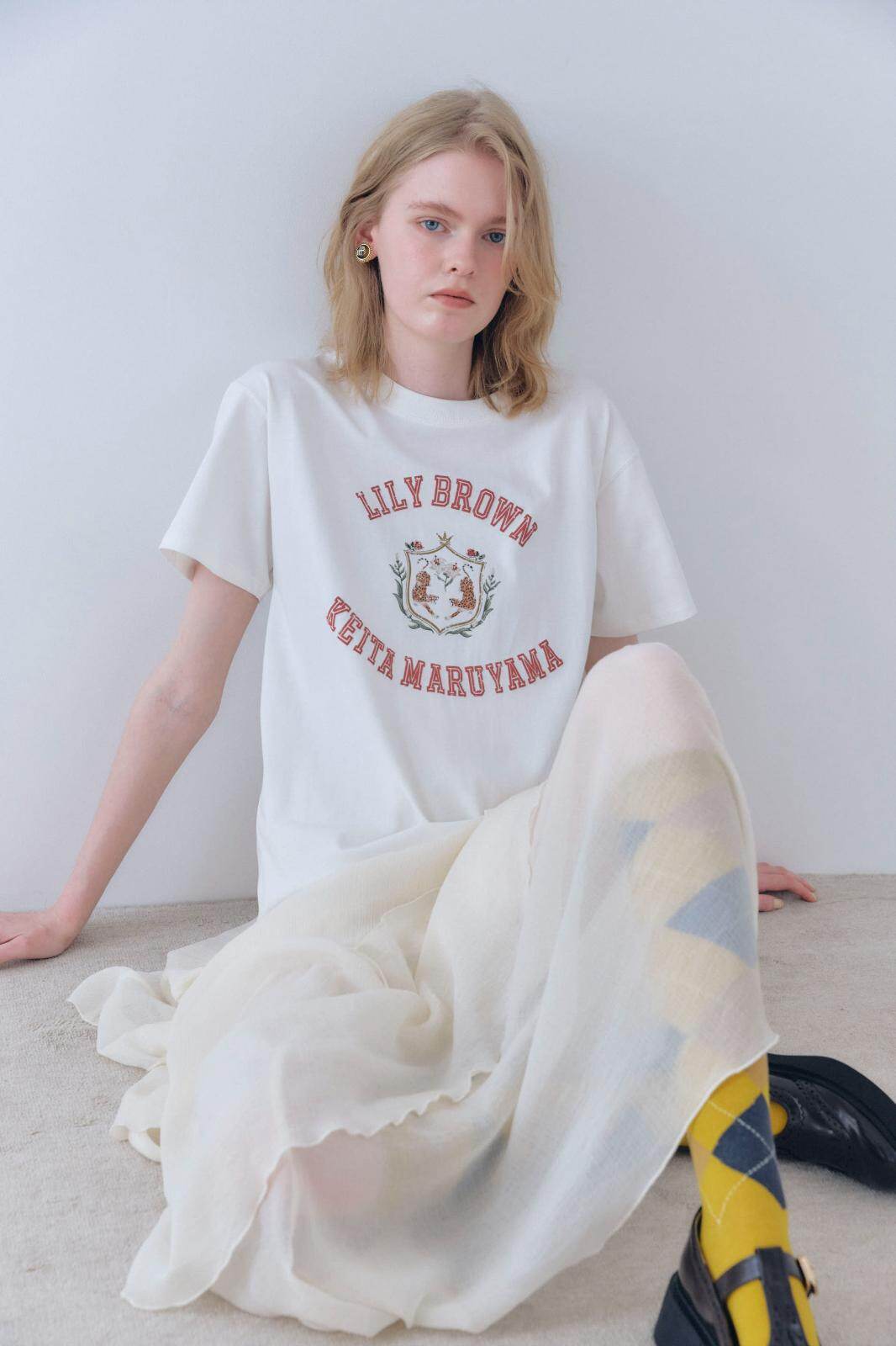 リリー ブラウン×ケイタ マルヤマ”ユリと虎”Tシャツ＆レトロなフラワーソックス｜写真5
