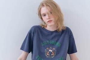 リリー ブラウン×ケイタ マルヤマ”ユリと虎”Tシャツ＆レトロなフラワーソックス