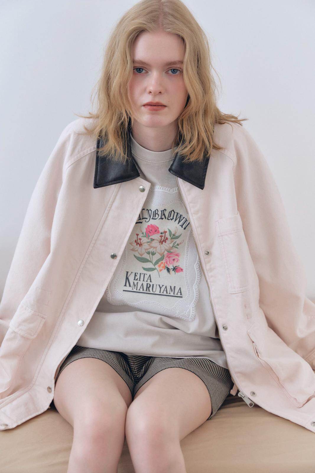 リリー ブラウン×ケイタ マルヤマ”ユリと虎”Tシャツ＆レトロなフラワーソックス｜写真9
