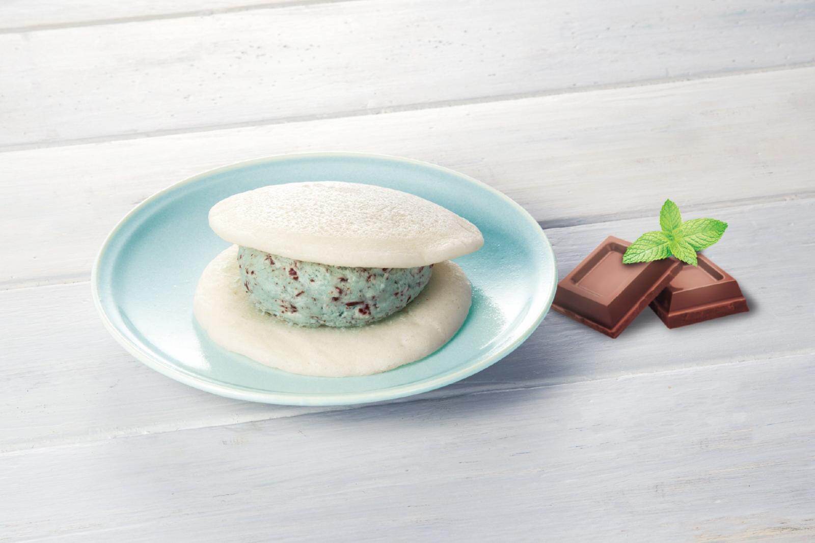セブン-イレブンの“チョコミント”和スイーツ、ミントクリーム入り白いどら焼き＆とろもちわらび餅
