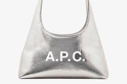 A.P.C.の台形ミニショルダーバッグ「ベビー ニノン」に“煌めくシルバー”の新色