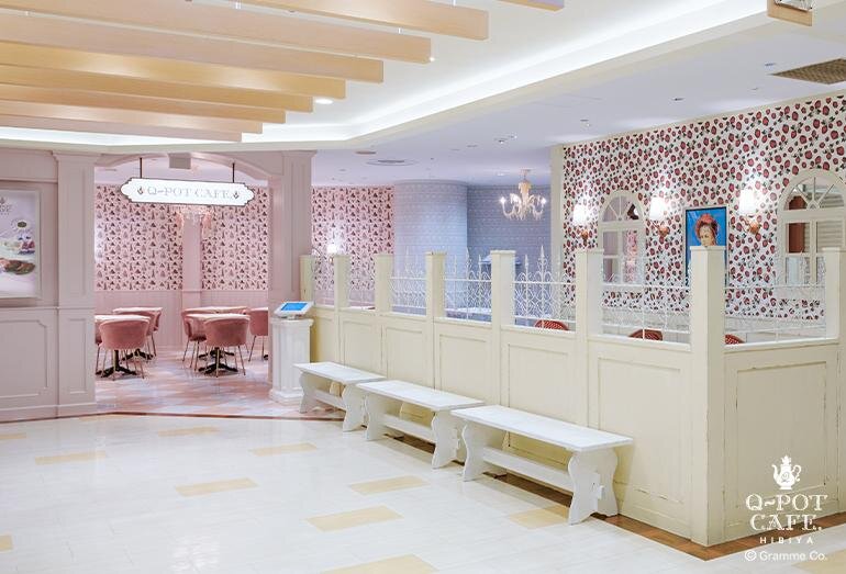 Q-pot CAFE.2号店が東京・日比谷に、“劇場”テーマのすみれ色アフタヌーンティー＆パフェ｜写真30