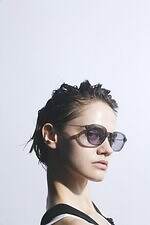 Y's アイウェア”二重アイブローライン”メタルフレーム＆ウェリントン型サングラス｜写真3