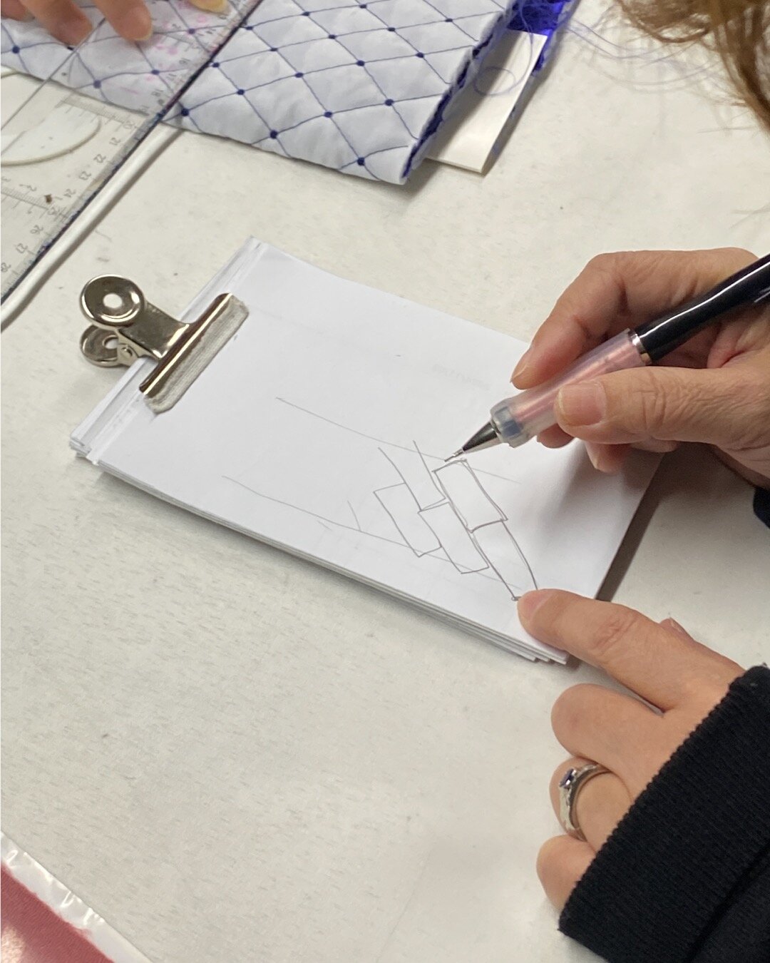 ミューラル“水面に散り敷く花々のように”パッチワーク刺繍のドレスができるまで、素材に込めた思いを探る｜写真45