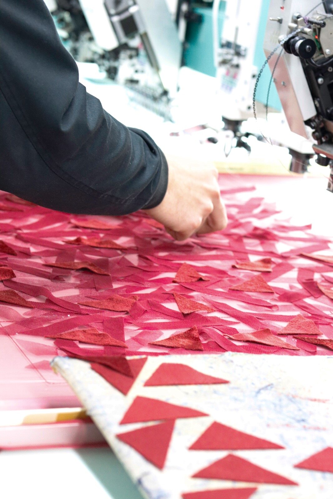 ミューラル“水面に散り敷く花々のように”パッチワーク刺繍のドレスができるまで、素材に込めた思いを探る｜写真38