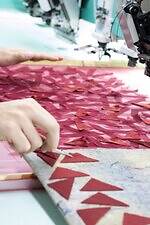 ミューラル“水面に散り敷く花々のように”パッチワーク刺繍のドレスができるまで、素材に込めた思いを探る｜写真39