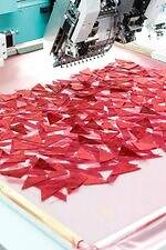 ミューラル“水面に散り敷く花々のように”パッチワーク刺繍のドレスができるまで、素材に込めた思いを探る｜写真44