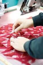 ミューラル“水面に散り敷く花々のように”パッチワーク刺繍のドレスができるまで、素材に込めた思いを探る｜写真41