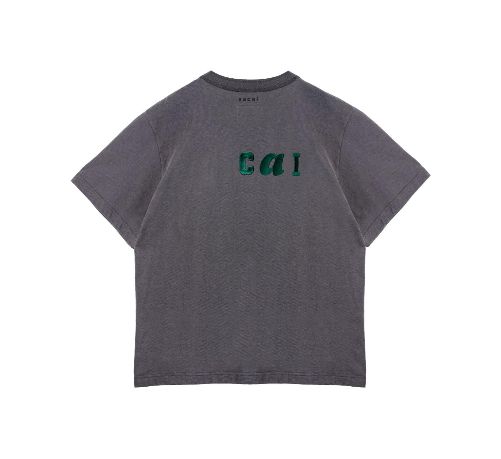 sacai サカイ　メッセージ　ロゴ　Tシャツ sacai“ロゴの一部が浮かび上がる”刺繍半袖Tシャツ、ドーバー銀座