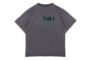 sacai“ロゴの一部が浮かび上がる”刺繍半袖Tシャツ、ドーバー銀座限定で | サカイ