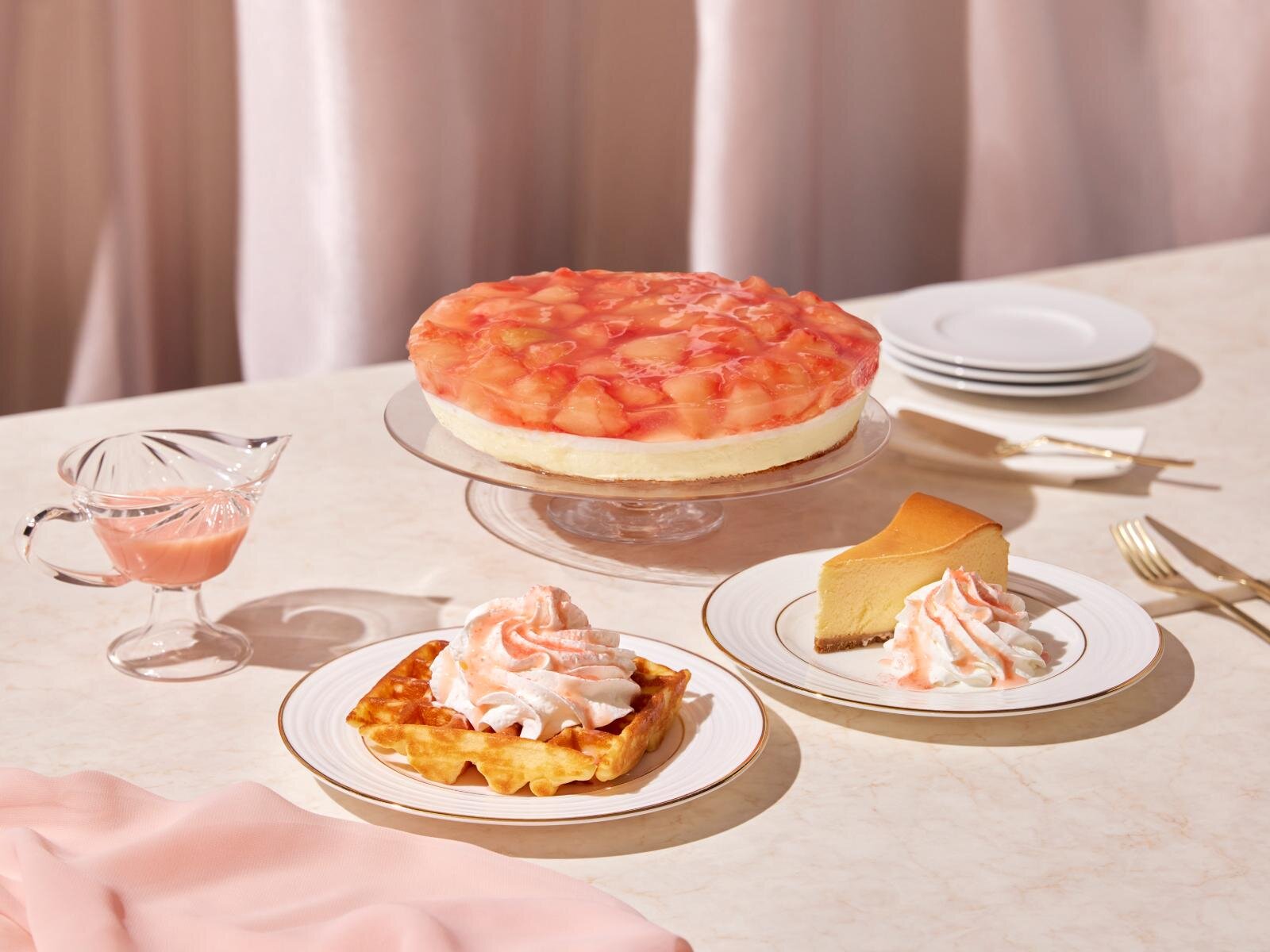 へブンリー ピーチ アメリカンワッフル 370円※店内利用のみ、へブンリー ピーチ ニューヨークチーズケーキ 565円※店内利用のみ、ピーチ＆ミルクケーキ 580円