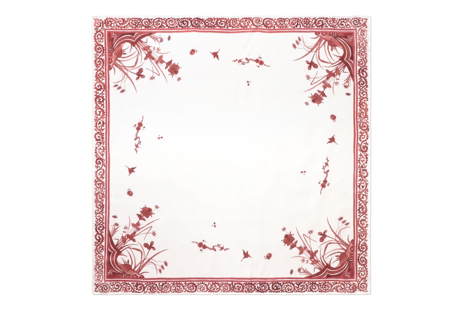 マメ クロゴウチ“初期伊万里”に着想したボタニカル柄シルクスカーフ、直営店限定で