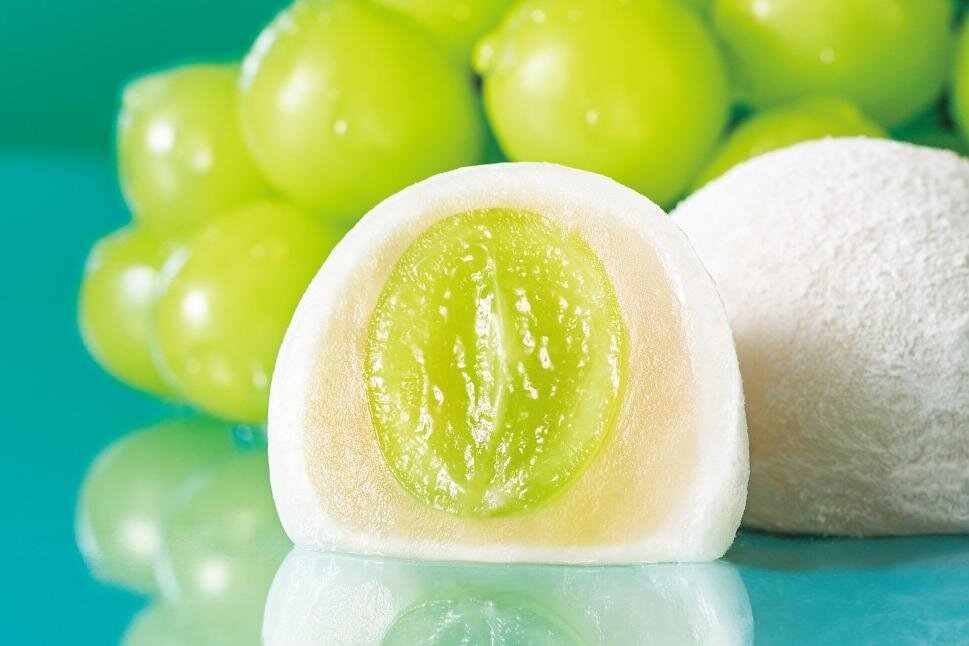 亀屋万年堂「シャインマスカット大福」‟白桃＆レモン香る”白あんに大粒マスカット1粒をイン