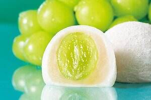 亀屋万年堂「シャインマスカット大福」‟白桃＆レモン香る”白あんに大粒マスカット1粒をイン