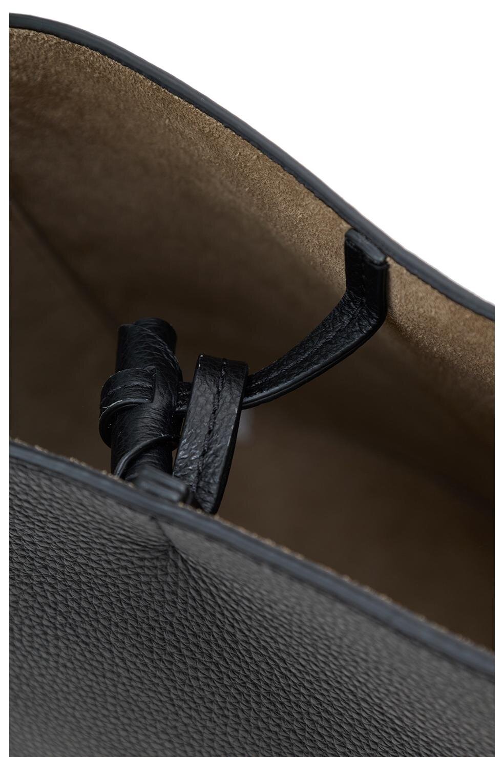 J&M デヴィッドソン フォー クラネ“矢筒着想”バケットバッグ、型押しレザー＆ベルト用バックル付き｜写真6