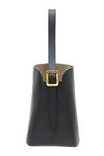 J&M デヴィッドソン フォー クラネ“矢筒着想”バケットバッグ、型押しレザー＆ベルト用バックル付き｜写真3