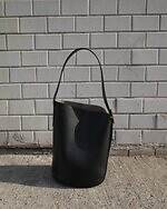 J&M デヴィッドソン フォー クラネ“矢筒着想”バケットバッグ、型押しレザー＆ベルト用バックル付き｜写真10