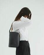 J&M デヴィッドソン フォー クラネ“矢筒着想”バケットバッグ、型押しレザー＆ベルト用バックル付き｜写真8