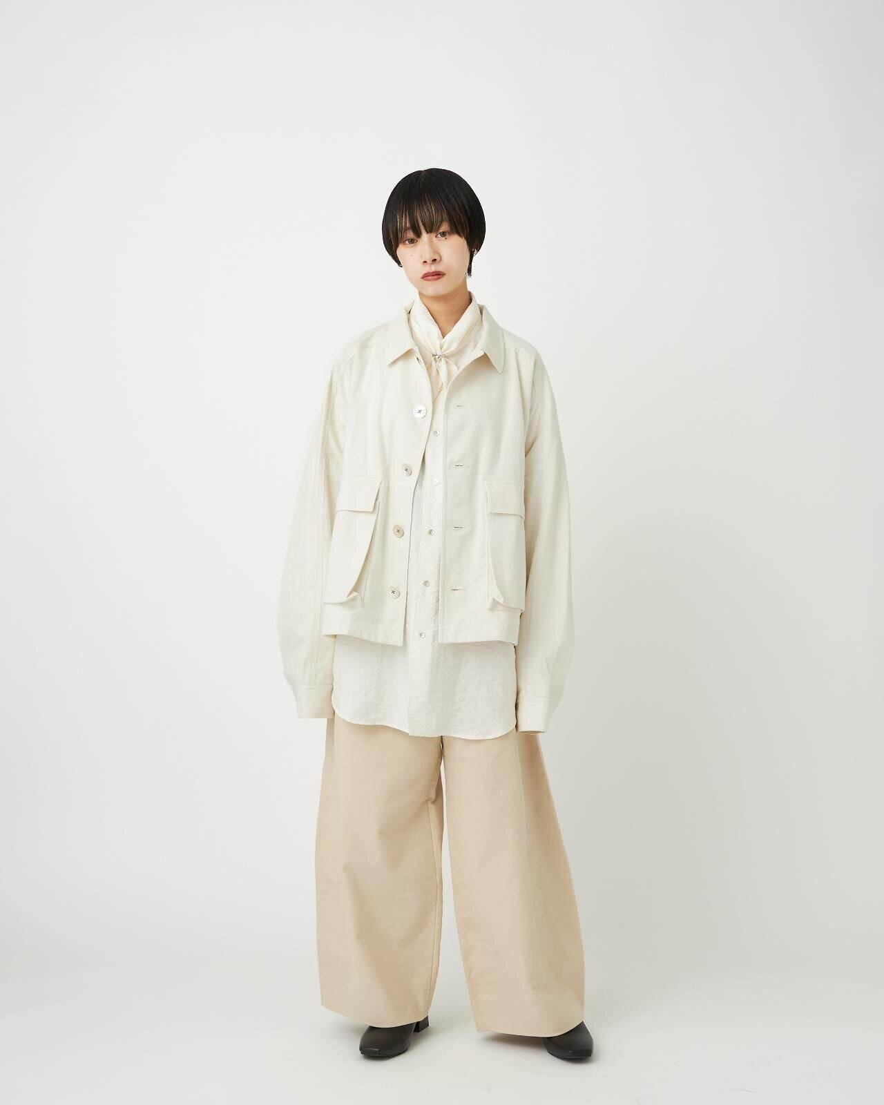 ショートレングスブルゾン 59,400円 ※9月～発売 スカーフカラーシャツ 38,500円 Photographer：門司拓海