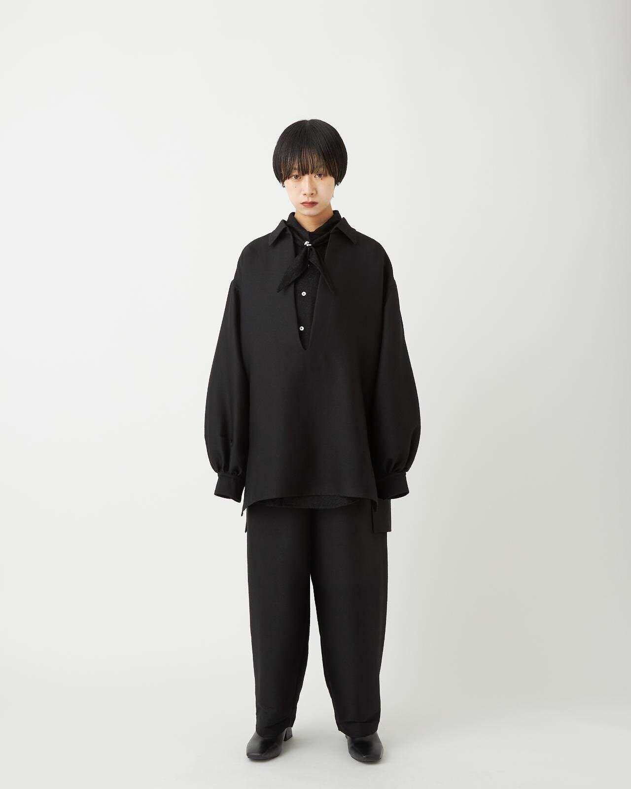 スキッパーシャツ 44,000円 ※10月～発売 イージーパンツ 49,500円 ※10月～発売 Photographer：門司拓海