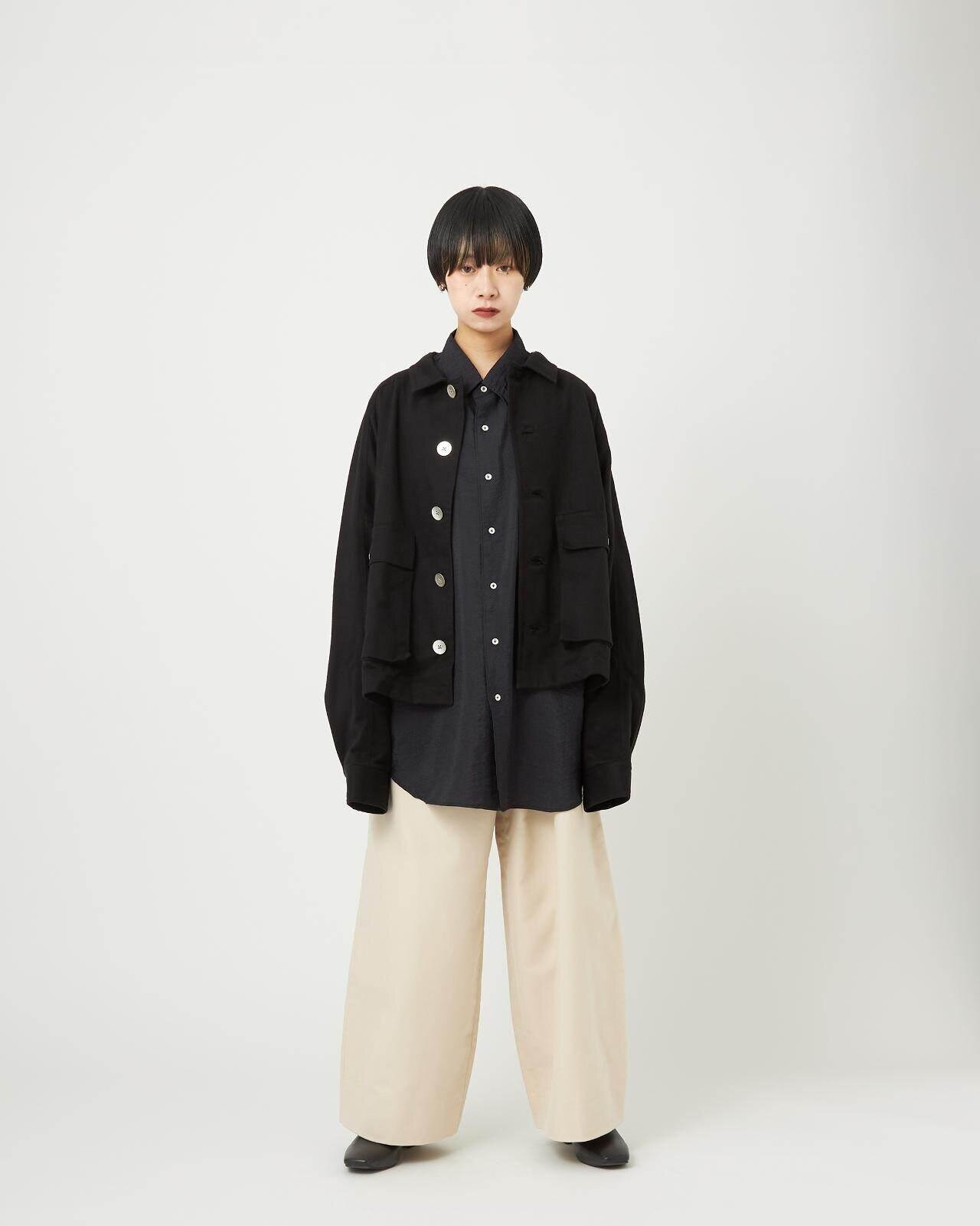 ショートレングスブルゾン 59,400円 ※9月～発売 レギュラーカラーシャツ 33,000円 Photographer：門司拓海