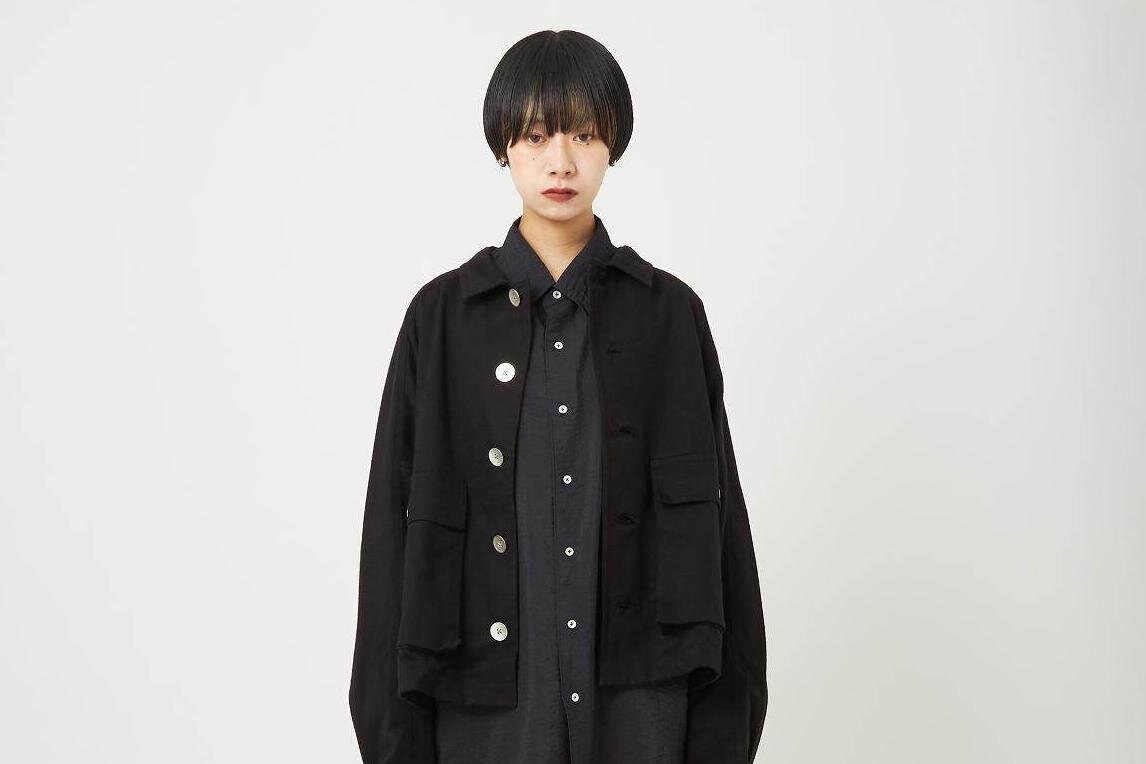 アクシス“シルクナイロン”のスカーフ襟シャツ＆メタルボタンの並ぶコットンブルゾン