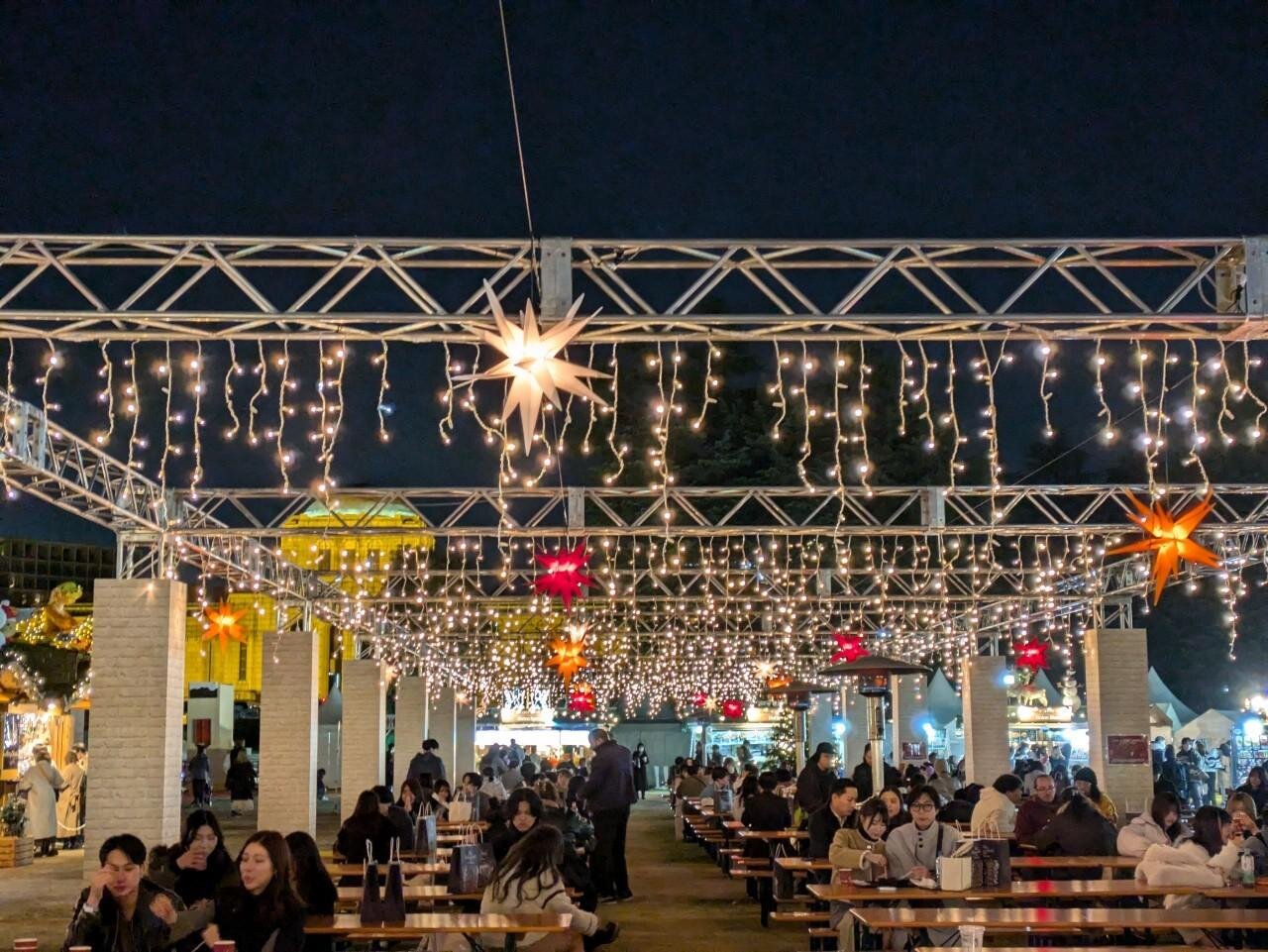 「東京クリスマスマーケット2025」明治神宮外苑で開催、巨大クリスマスピラミッドが出現｜写真24