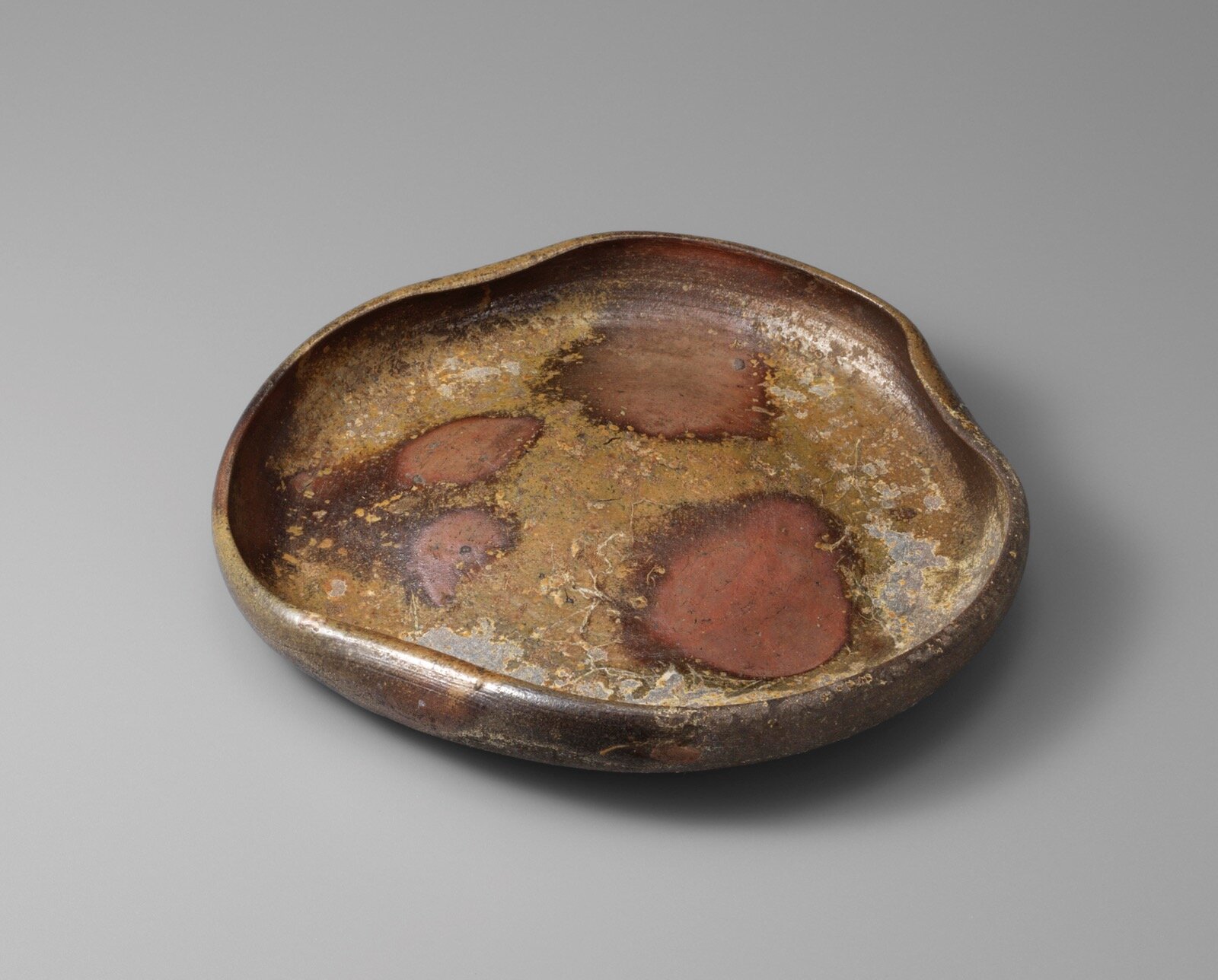 《備前平鉢》 備前 日本・桃山～江戸時代 17世紀 根津美術館蔵